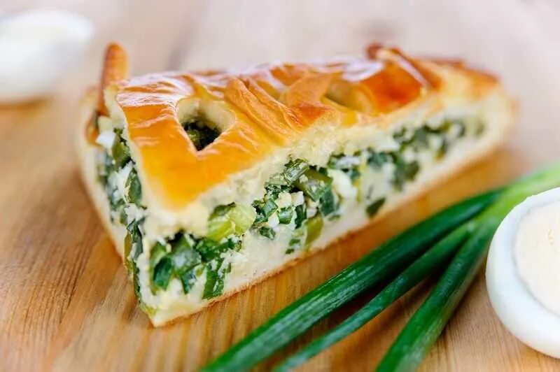 Тесто заливного пирога зеленым луком. Пирог с зеленым луком и курицей. заливной пирог с яйцом и зеленым луком. пирог с зеленым луком и яйцом. заливной пирог с зеленым луком.
