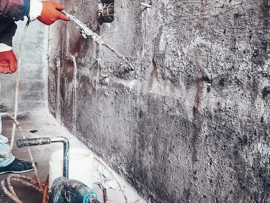 Гидроизоляционная штукатурка. Торкретирование emaco. Обмазочная гидроизоляция пенетрон. Смесь для ремонта трещин в бетоне. Трещины в бетоне.