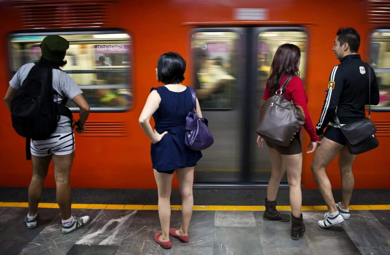 В метро без штанов. День без штанов праздник. Hongdae Subway. Азиатки без штанов. На улице без штанов