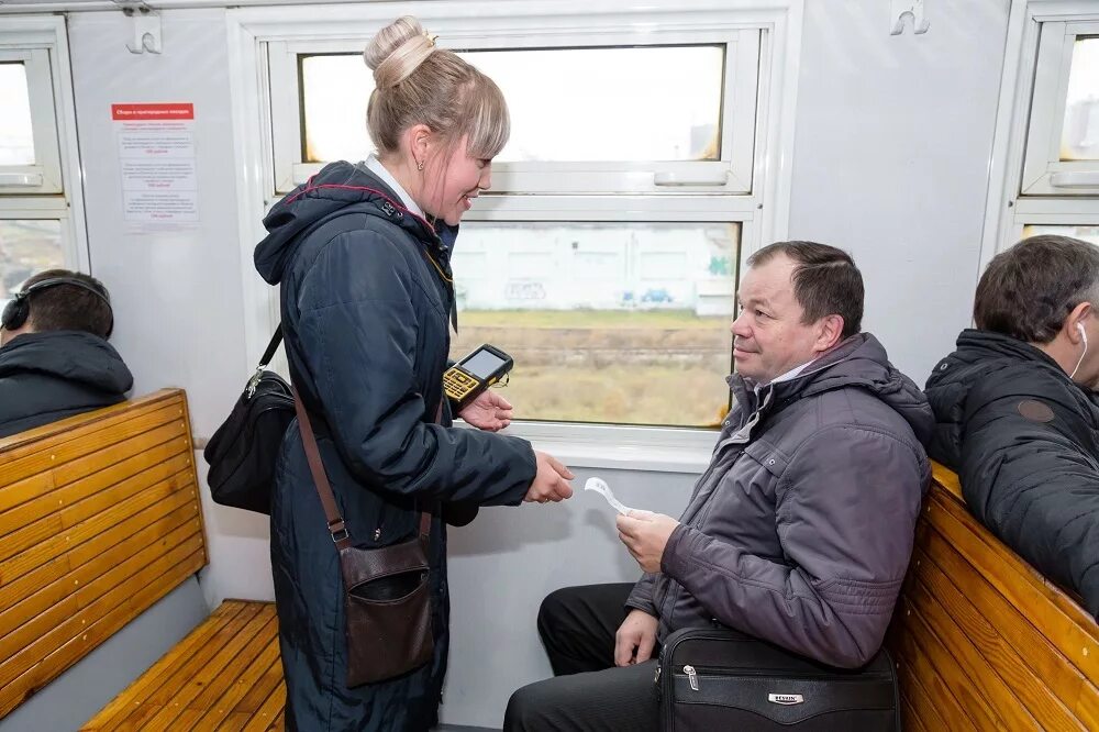 Где купить в электричке. Пассажиры в электричке. Контролер в поезде. Контроллеры в электричке. Кондуктор в электричке.