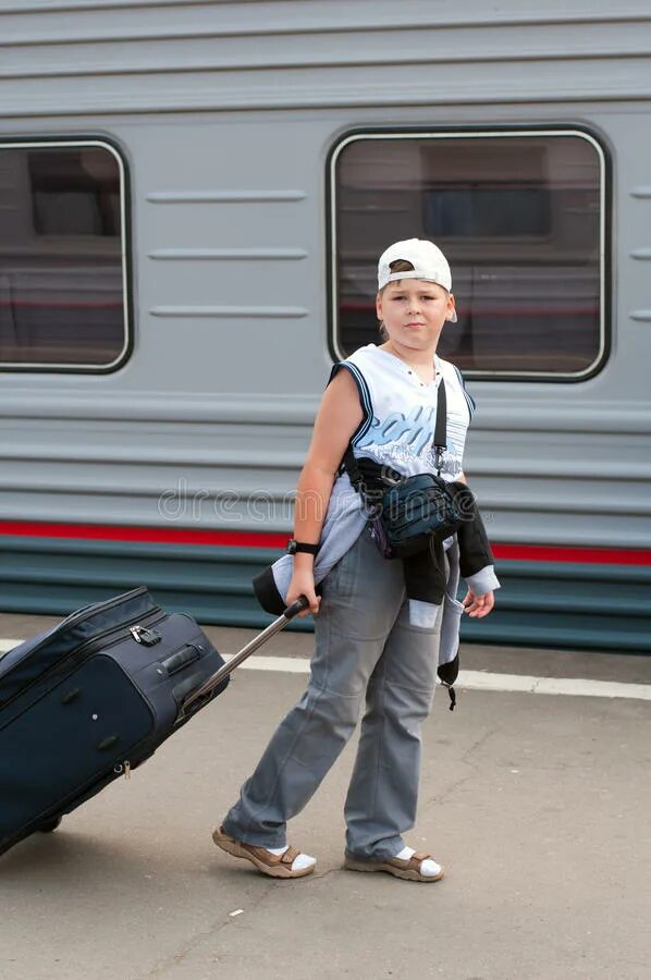 Мальчики поезд с мамой. Мальчик с сумкой. Мальчик в электричке. Про поезда для мальчиков. Мальчик с железной дорогой.