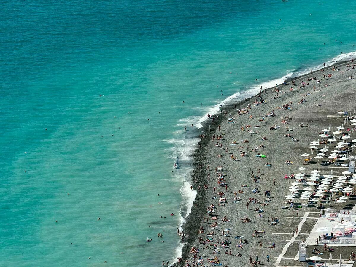 Температура моря в адлере июне 2025. Адлер море фото 2025. море в адлере сейчас. пляж адлера фото 2025. фото море адлер 2025 год.