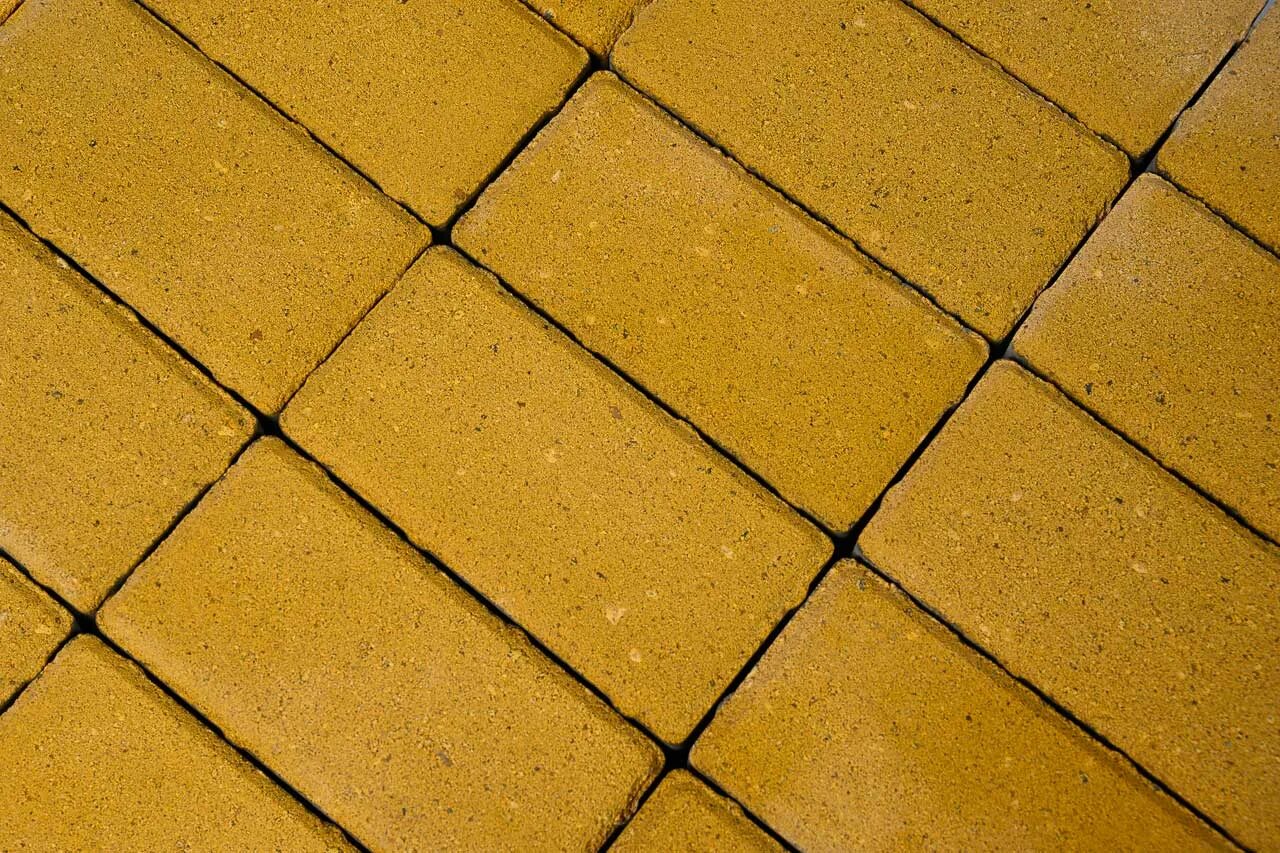 Желтая плитка купить. Тротуарная плитка желтая. Брусчатка желтая. Тротуарная плитка кирпич желтая. Тротуарная плитка желтая текстура.