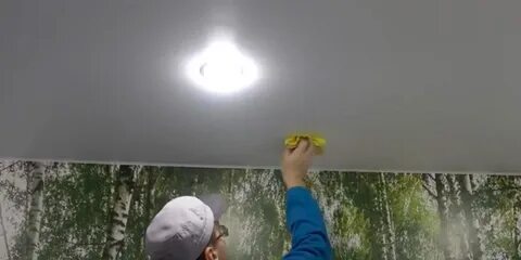 Чем помыть глянцевый потолок на кухне