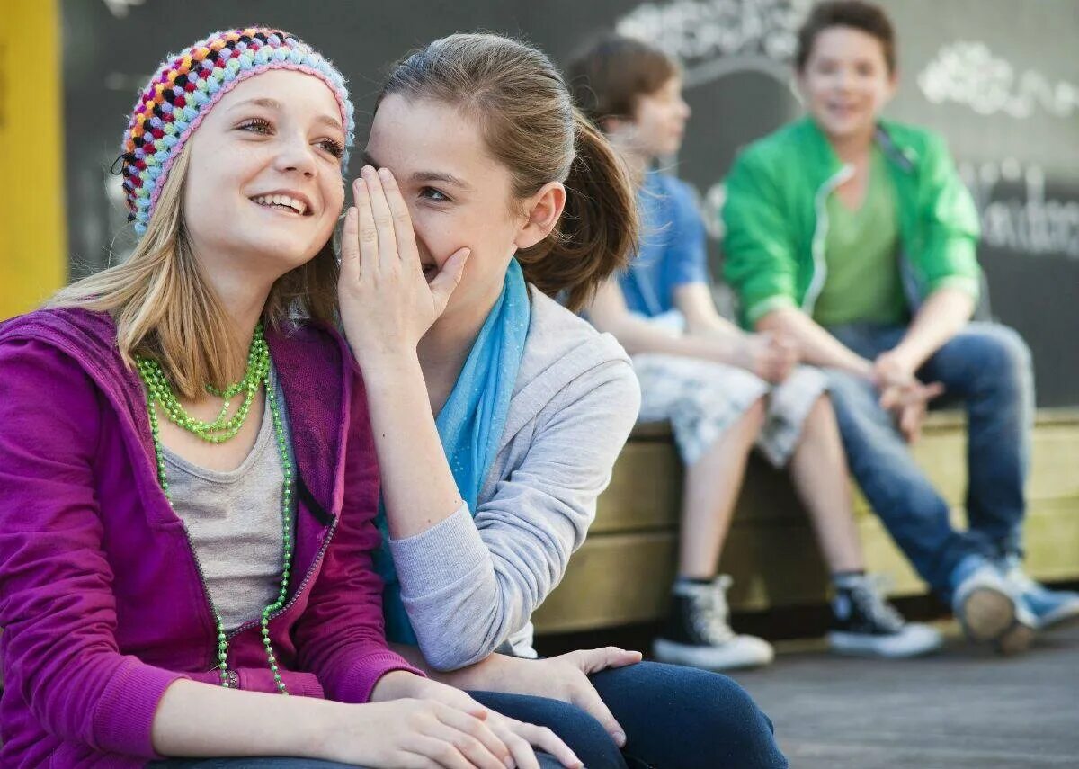 Группа подростков на улице. Взаимоотношения со сверстниками. Подростковый возраст отношения со сверстниками. Подростковый возраст отношения со сверстниками. Счастливые подростки.