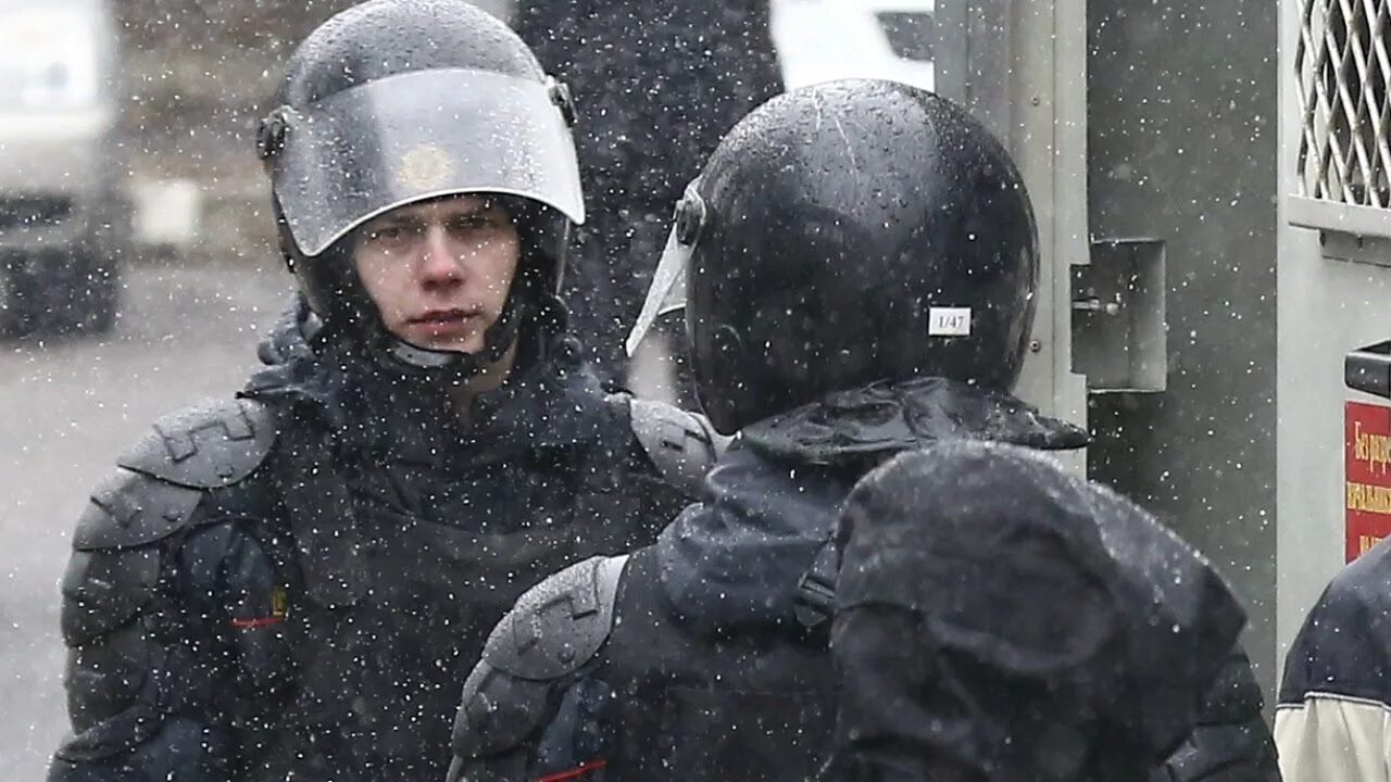 Злой ОМОНОВЕЦ. ОМОН музыка. ОМОН под перроном. Песня про ОМОН.