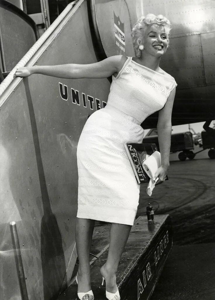 Carli Bybel As Marilyn Monroe In White Dress And Curly Bob Hairstyle 2019 Cool h