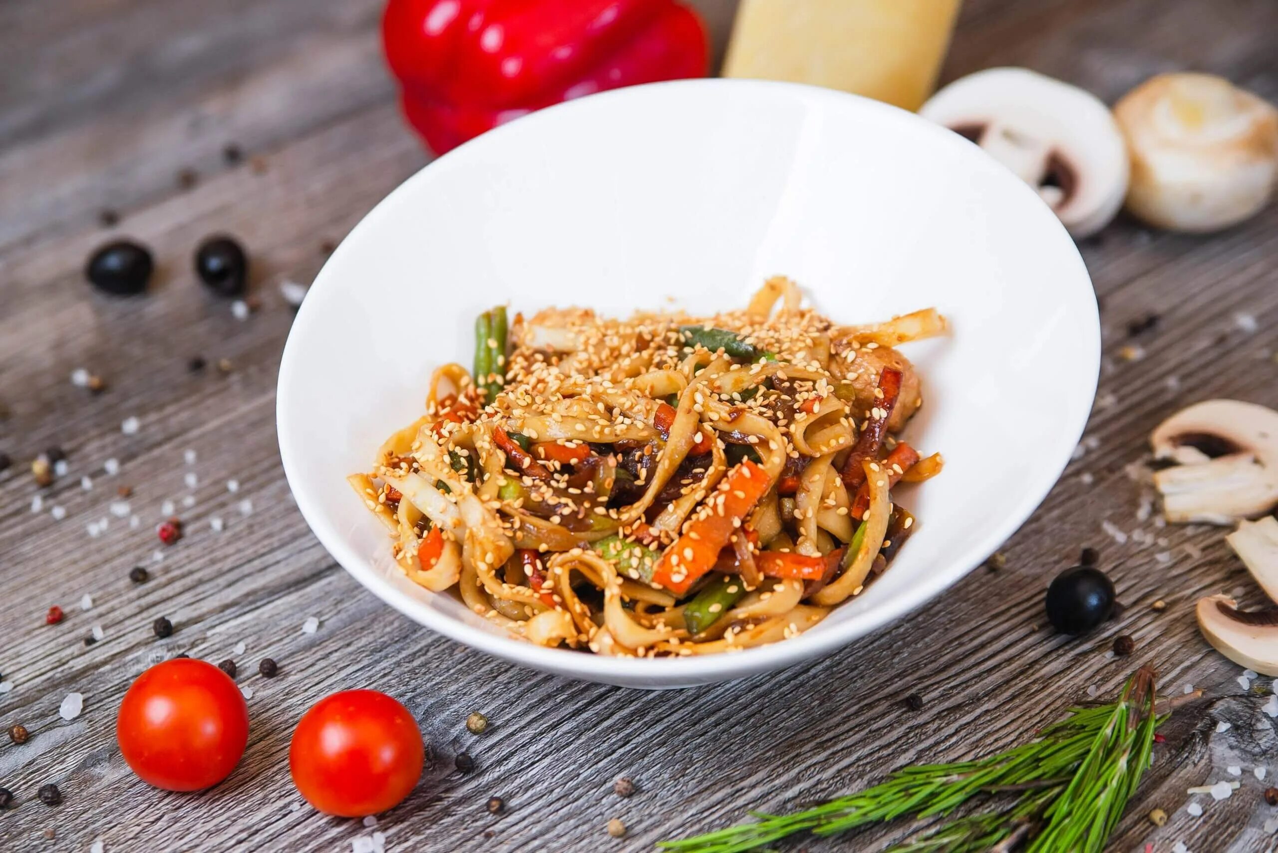 Домашняя лапша со свининой и овощами. Wok удон. яичный вок. диетическая лапша вок. вок с говядиной и овощами.