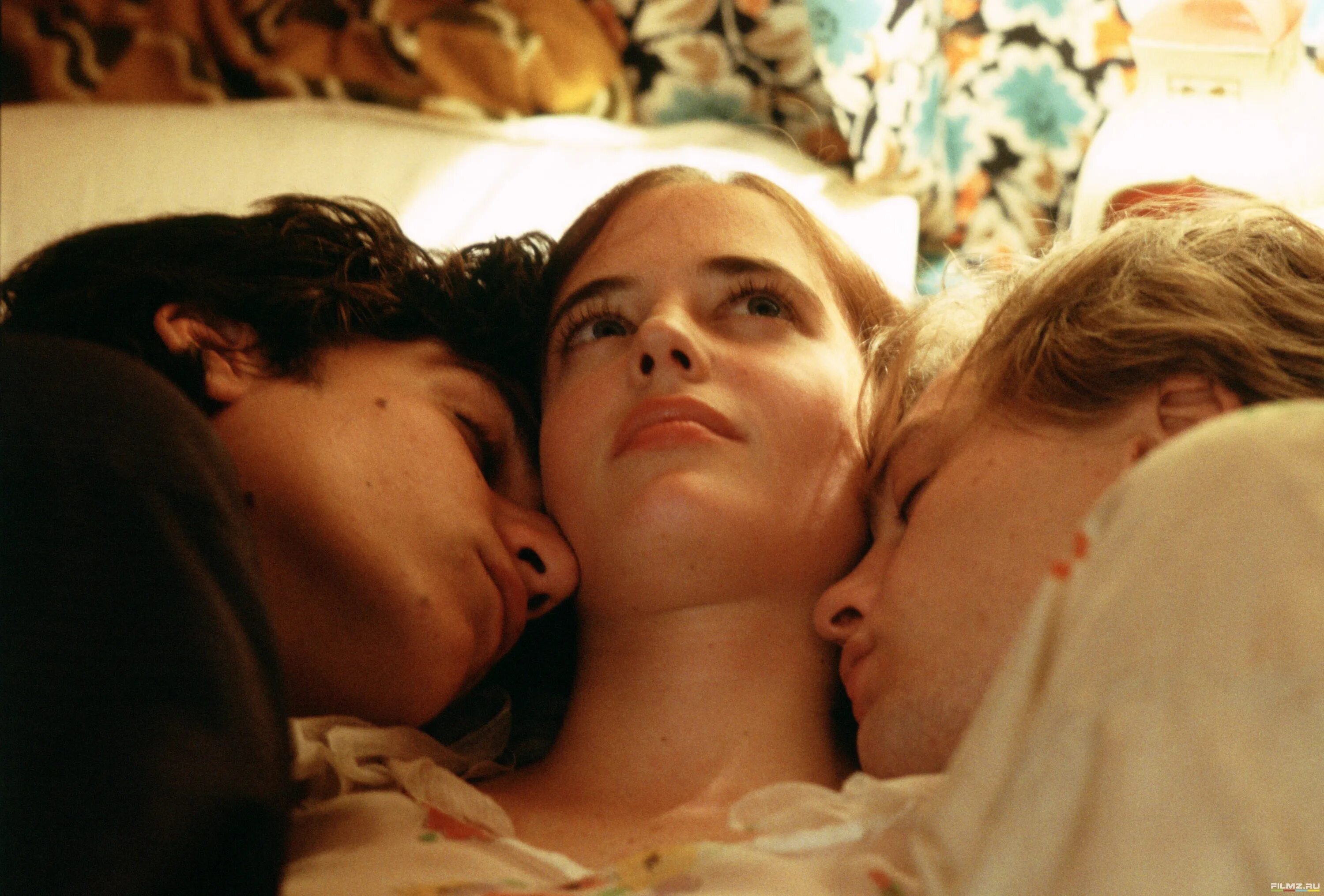 Threesome love. Мечтатели (the Dreamers), 2003, Режиссер - Бернардо Бертолуччи. Мечтатели Бернардо Бертолуччи.
