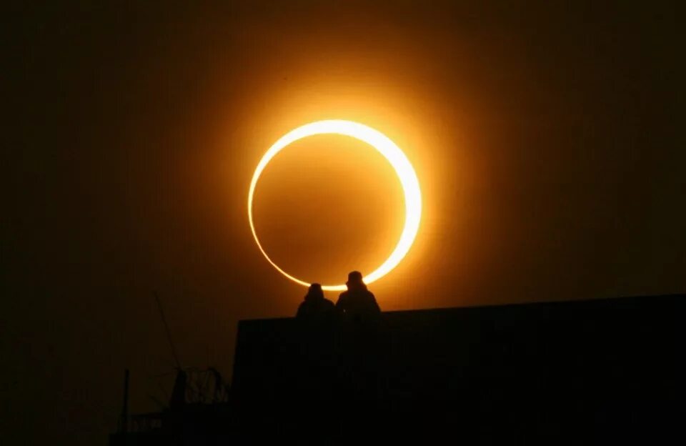 Кольцеобразное солнечное затмение. Гибридное солнечное затмение 20 апреля 2023. Лунное затмение. Затмение фото. Солнечное затмение с земли