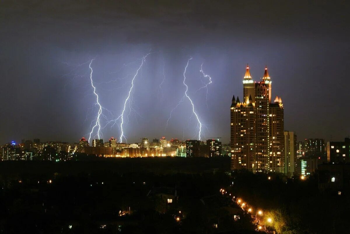 Молнии над москвой. Гроза в строгино. Гроза молния. Молния в москве. Мощная гроза.