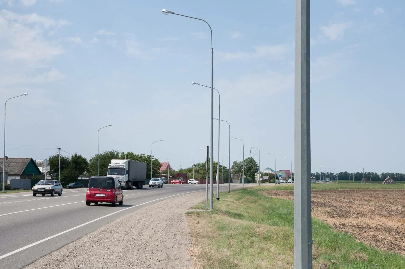 дорожные столбы освещения. опоры освещения на дороге. опора на дороге. столбы освещения на дороге. 503.