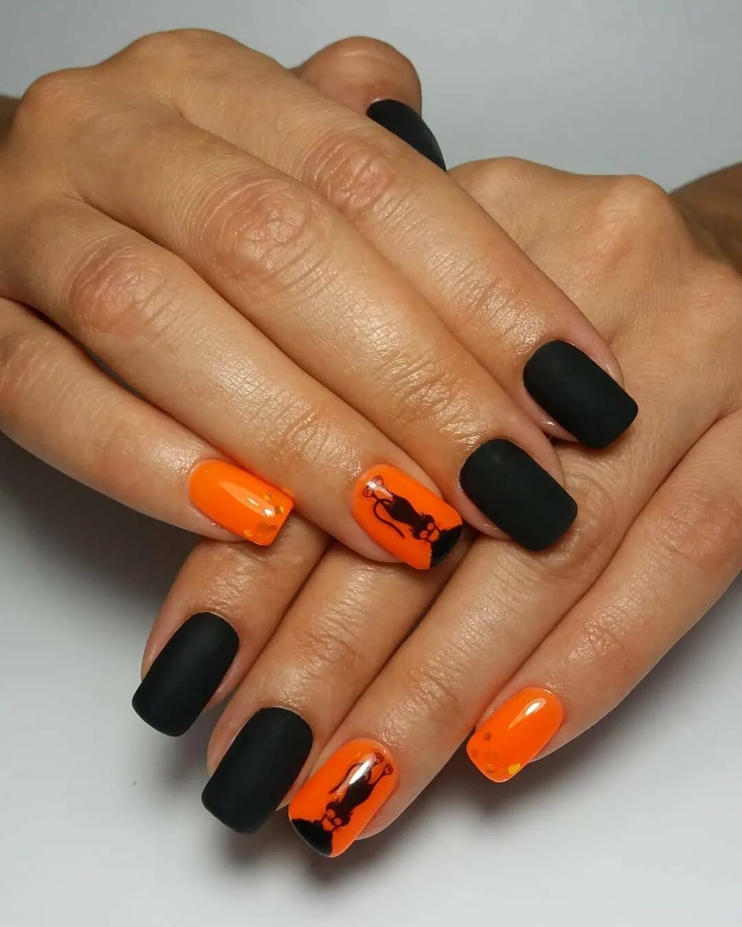 Маникюр с ярко оранжевым цветом. Оранжево черный дизайн. Маникюр оранжевый с черным. Оранжевый маникюр. Оранжево черный дизайн.