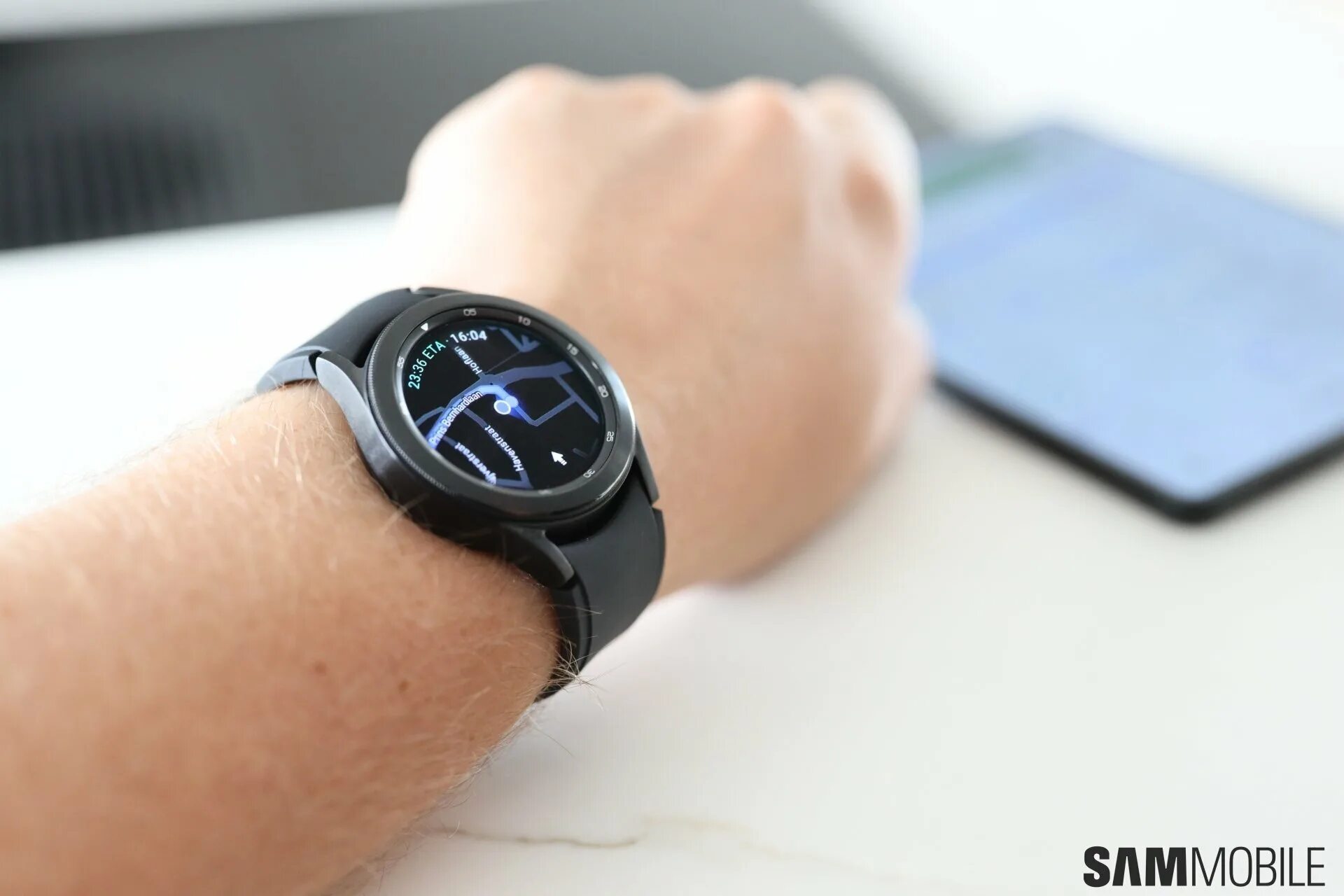 Watch 4 46. Самсунг вотч 4 классик 42мм. galaxy watch 4 classic 42 или 46. samsung galaxy watch 4 classic серебро. samsung galaxy watch 4 classic на руке серебро.