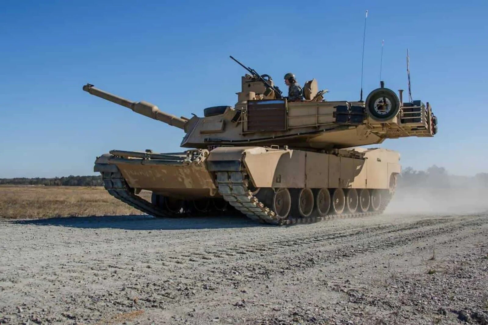 Танк абрамс м1а1. Танк m1 abrams. M1a1 abrams в афганистане. Американский танк м1 абрамс. Танк м1 абрамс.