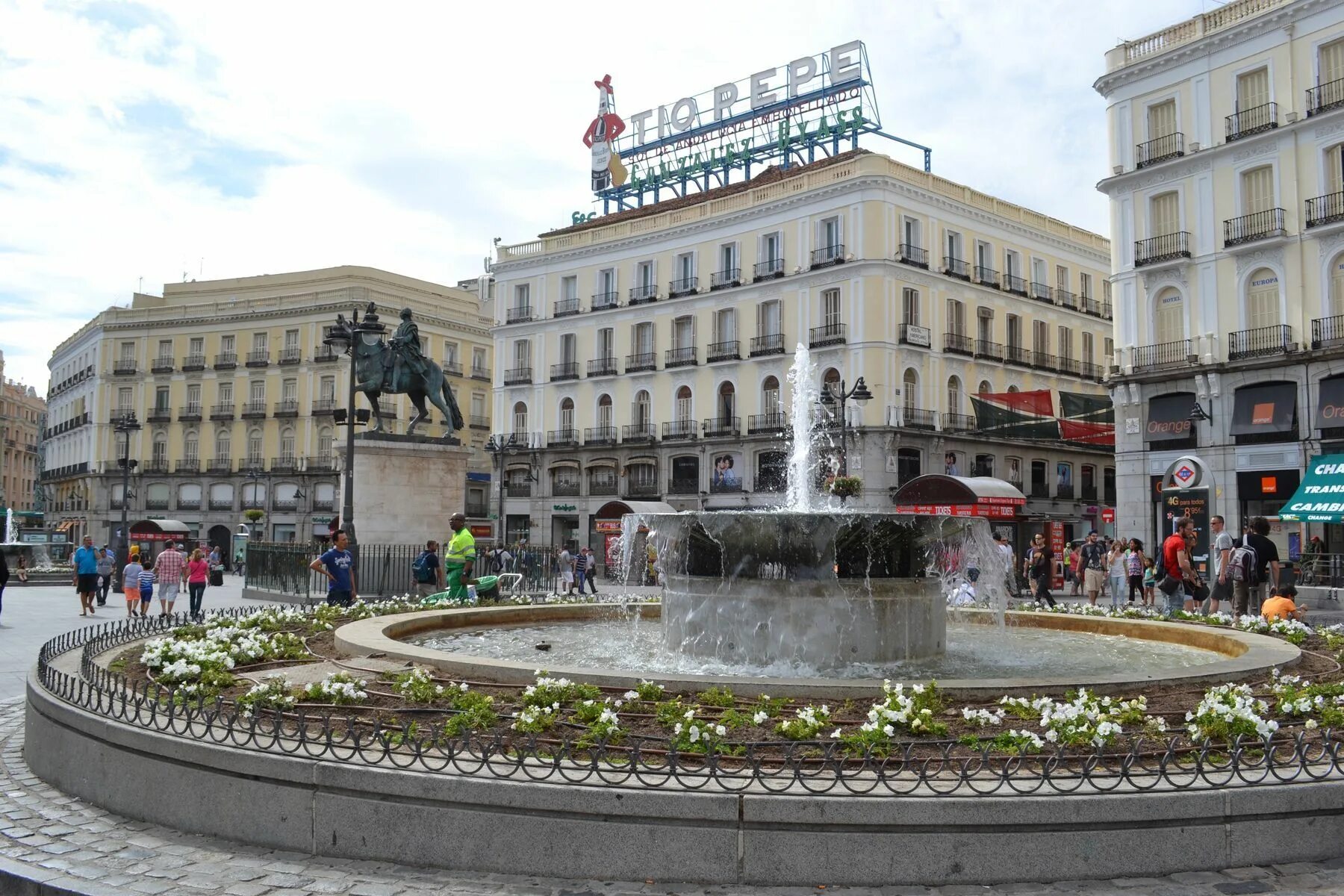 Puerta del sol мадрид. Площадь пуэрта-дель-соль в мадриде. Главная площадь мадрида у часов пуэрта-дель-соль. Пуэрта дель. Площадь пуэрта-дель-соль.