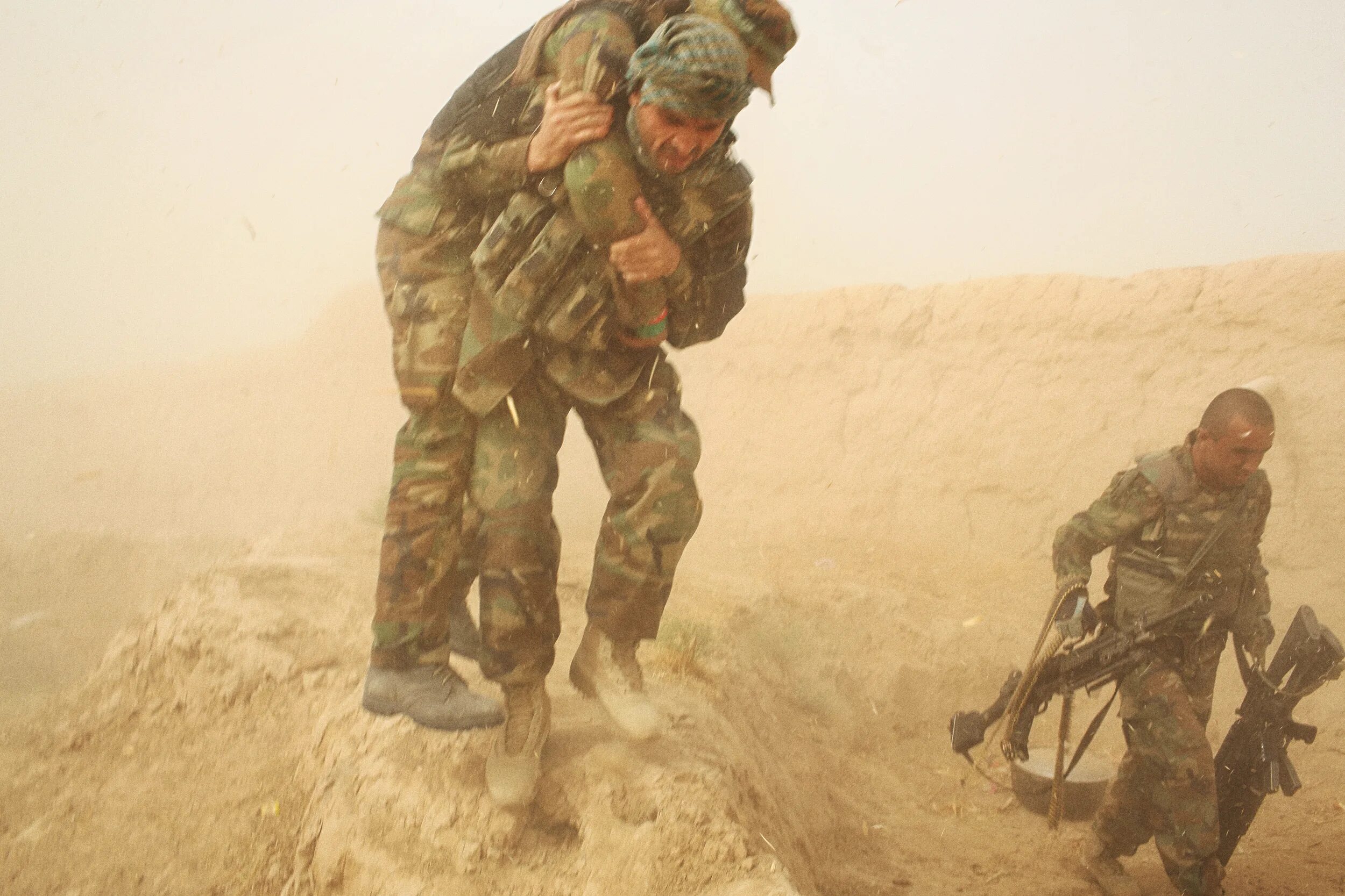 Американские солдаты в Афганистане 1989. Солдаты Афгана. Раненые солдаты в Афганистане. Русские солдаты в Афганистане. Раненый гора
