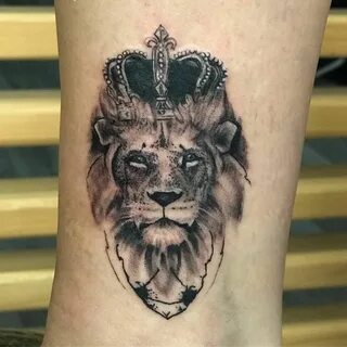 Тату лев с короной