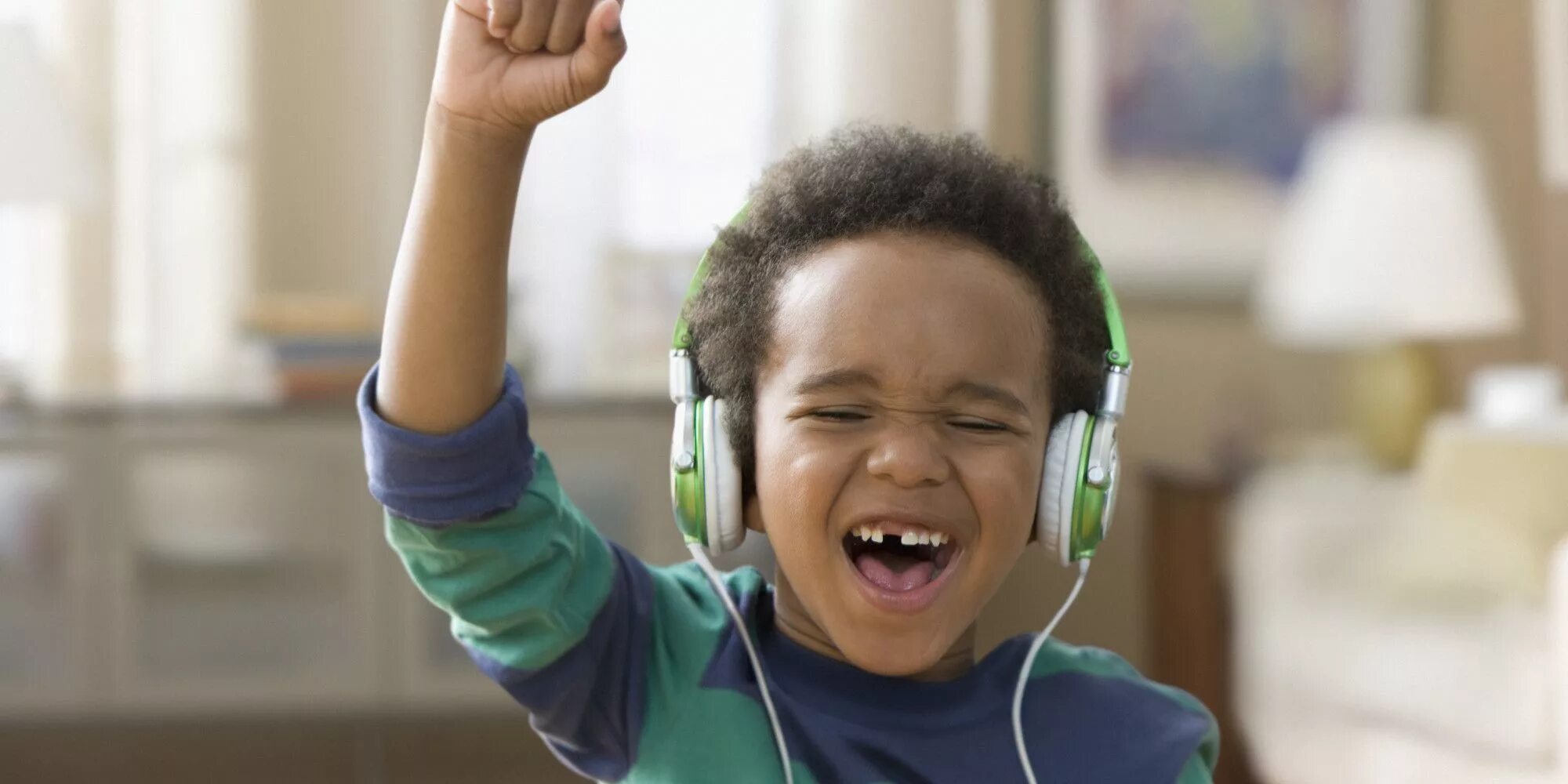 Kid hear them calling me. Наушники на человеке. Ребенок в наушниках. Наушники для детей. Ребенок с наушниками.