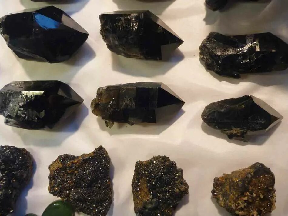 Черная драгоценность. Чёрный Морион камень. Самоцветы поделочные камни чёрные. Черный кварц или Морион –. Морион минерал Кристалл.