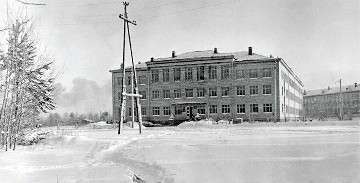 Фмш новосибирск. Школа 3 Академгородок Новосибирск. Школа 25 Новосибирск Академгородок. Гимназия 3 Новосибирск стройка. Гимназия 3 в Академгородке старое здание.