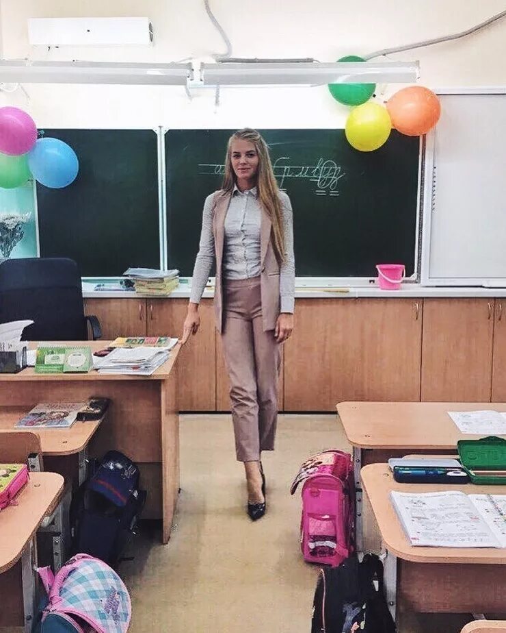 Майнкрафт учительница. Учительница. Училка в панике. Учительница в классе. Учительница пришла к гриферу домой.