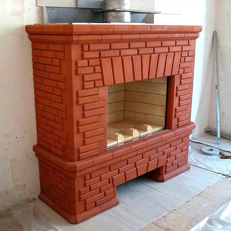 Камин облицованный кирпичом. Камины в доме с чугунными топками. Топка облицовка кирпич. Камин из шамотного кирпича. Облицовка каминной топки кирпичом.