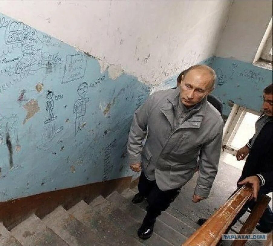 Человек выходит из подъезда. Женщины на лестничной площадке. Человек выходит из подъезда. Парни выходят из подъездов. Путин в хрущёвке.