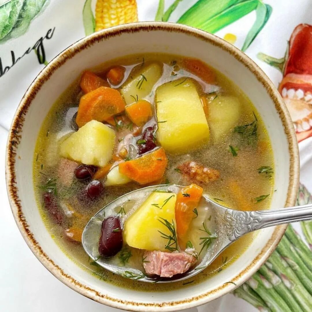 Как сварить фасолевый суп с мясом. Суп с фасолью. вкусный фасолевый суп. суп с копченой курицей. суп с купатами.