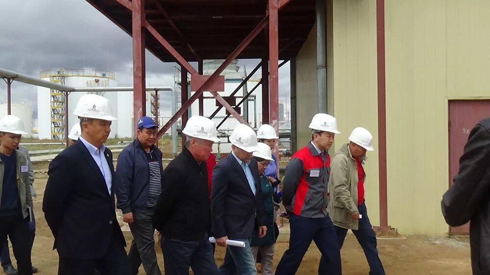 Тоо актюбинской. Тоо актюбинской. Тоо «актюбинский завод металлоконструкций». Назарбаев на заводе фото. Рельсобалочный завод актобе.