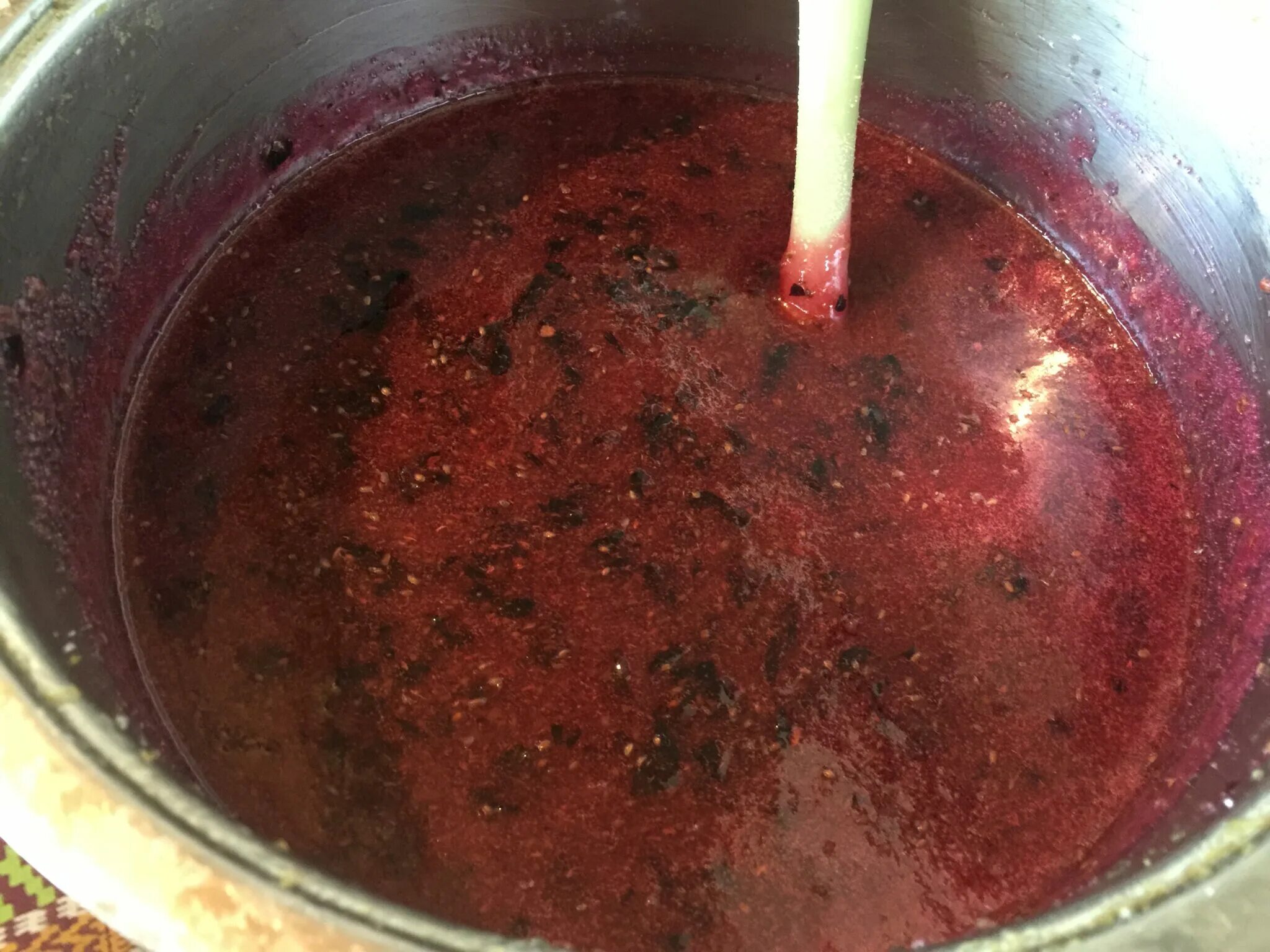 Красная смородина перетертая. Черная смородина с сахаром. Смородина перетертая с сахаром. Варенье из черной смородины с малиной и крыжовником. Протереть смородину.