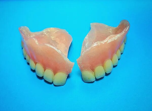 Поломанный съемный протез. Нейлоновый микропротез 1-3. Сломался протез. Съемный пластиночный протез. Сломался протез.