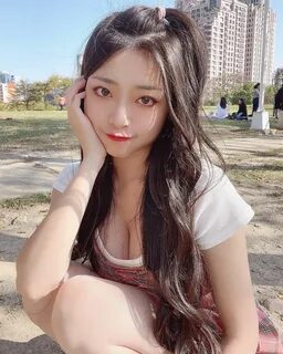 妍 妍 兒 目 前 主 要 工 作 是 經 營 網 拍.喜 歡 貓 咪 的 她 自 己 也 像 個 貓 咪 一... 