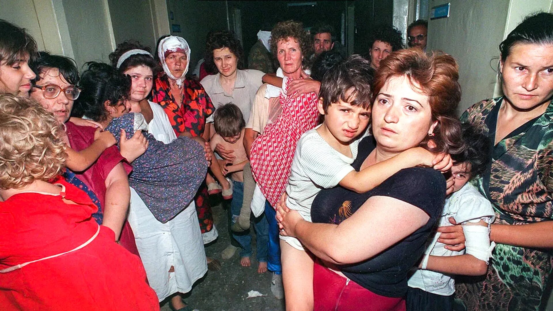 захват заложников в буденновске. террористы захватили город. шамиль басаев буденновск 1995. буденновск теракт 1995 шамиль басаев. басаев захват больницы буденновск.