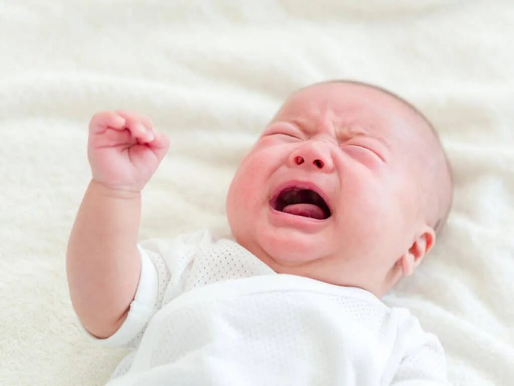 Ребенок зевает. Младенец. Новорожденный зевает. Младенец плачет.