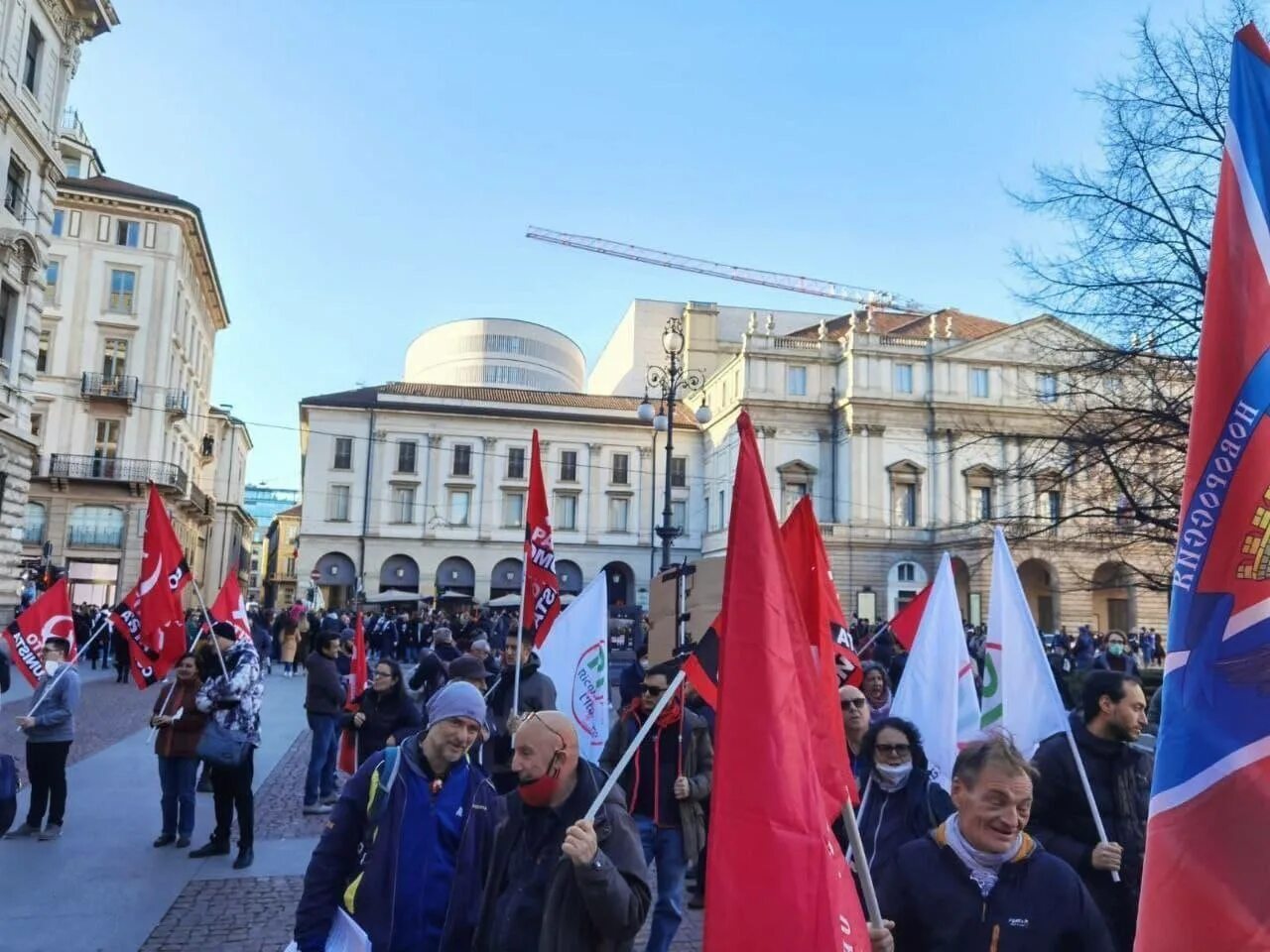 Митинг в Италии в поддержку России 2022. Митинг в поддержку операции России на Украине в итальянском Милане. Протесты в Италии 2022. Митинги в Италии. Митинги в поддержку украины