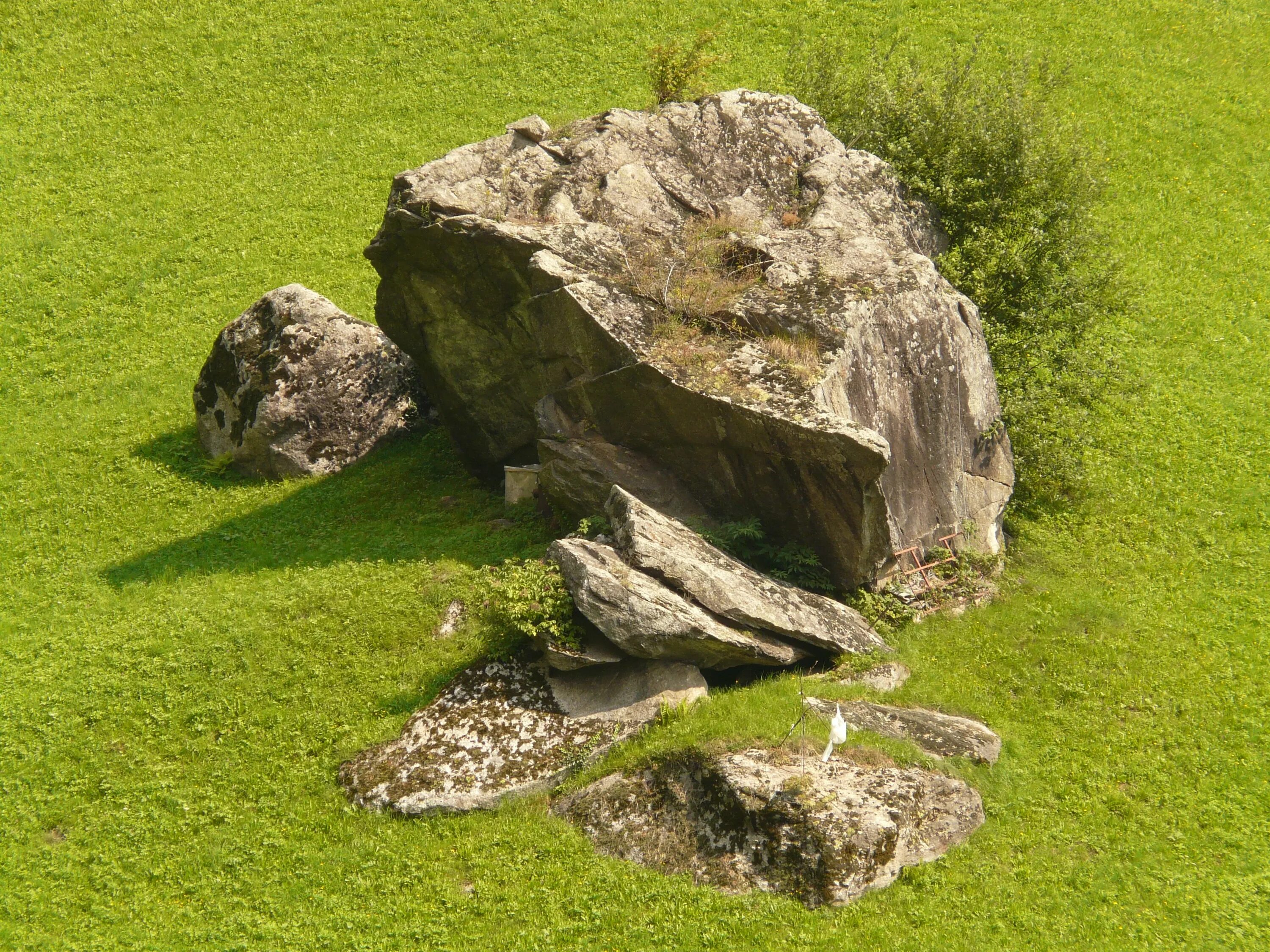 Stone photo. Болдер Хилл. Камень валун большой. Валуны в ландшафте. Камни в ландшафте.