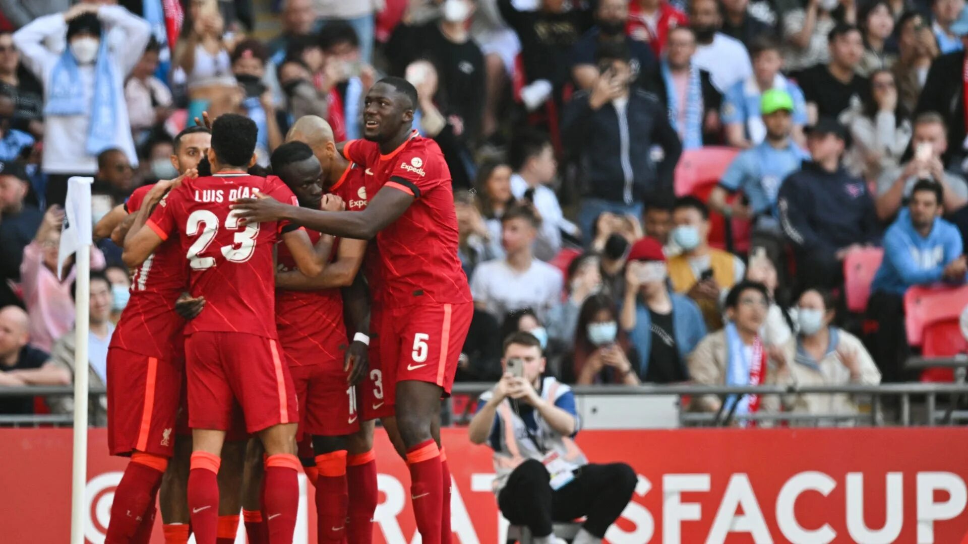 Ливерпуль лига чемпионов. Ливерпуль 2001. Астон вилла ливерпуль 7 2. Луис диаз ливерпуль 23 24. Футбольная команда ливерпуль.