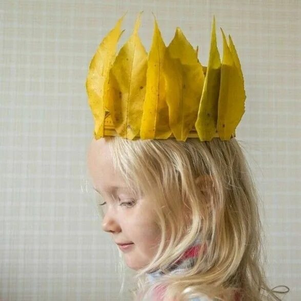 Сделать корону из листьев. Корона из листьев клена. Сделать корону из листьев. Корона осень для мальчика. Корона из осенних бумажных листьев.