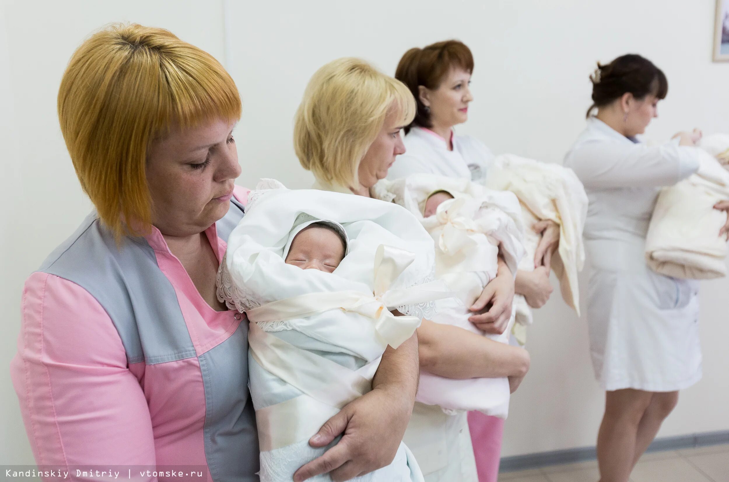 В москве родилась четверня. Четверняшки. Выписка четверни. Выписка четверняшки. Выписка четверняшек из роддома.