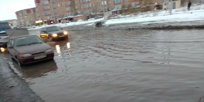 Какие улицы затопила в городе орске. Наводнение в Астане 2022 года. Наводнение на ул Белозерская в 1980 году. Затоп на кухне фото живое ночь.