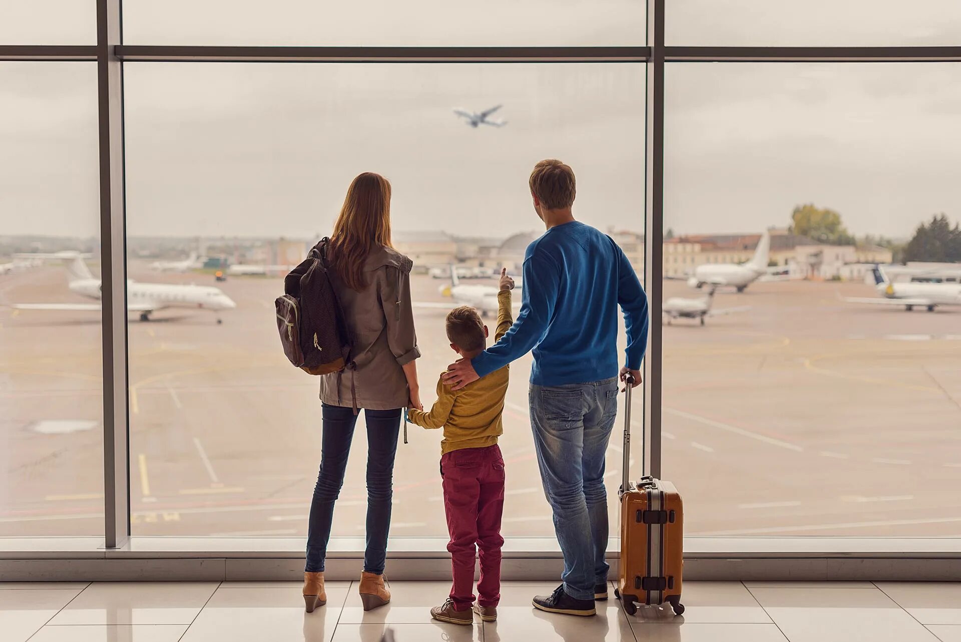 We are going to travel. Семья с чемоданами в аэропорту. Путешествие семья чемоданы. Путешествие семья аэропорт. Семья путешествует.