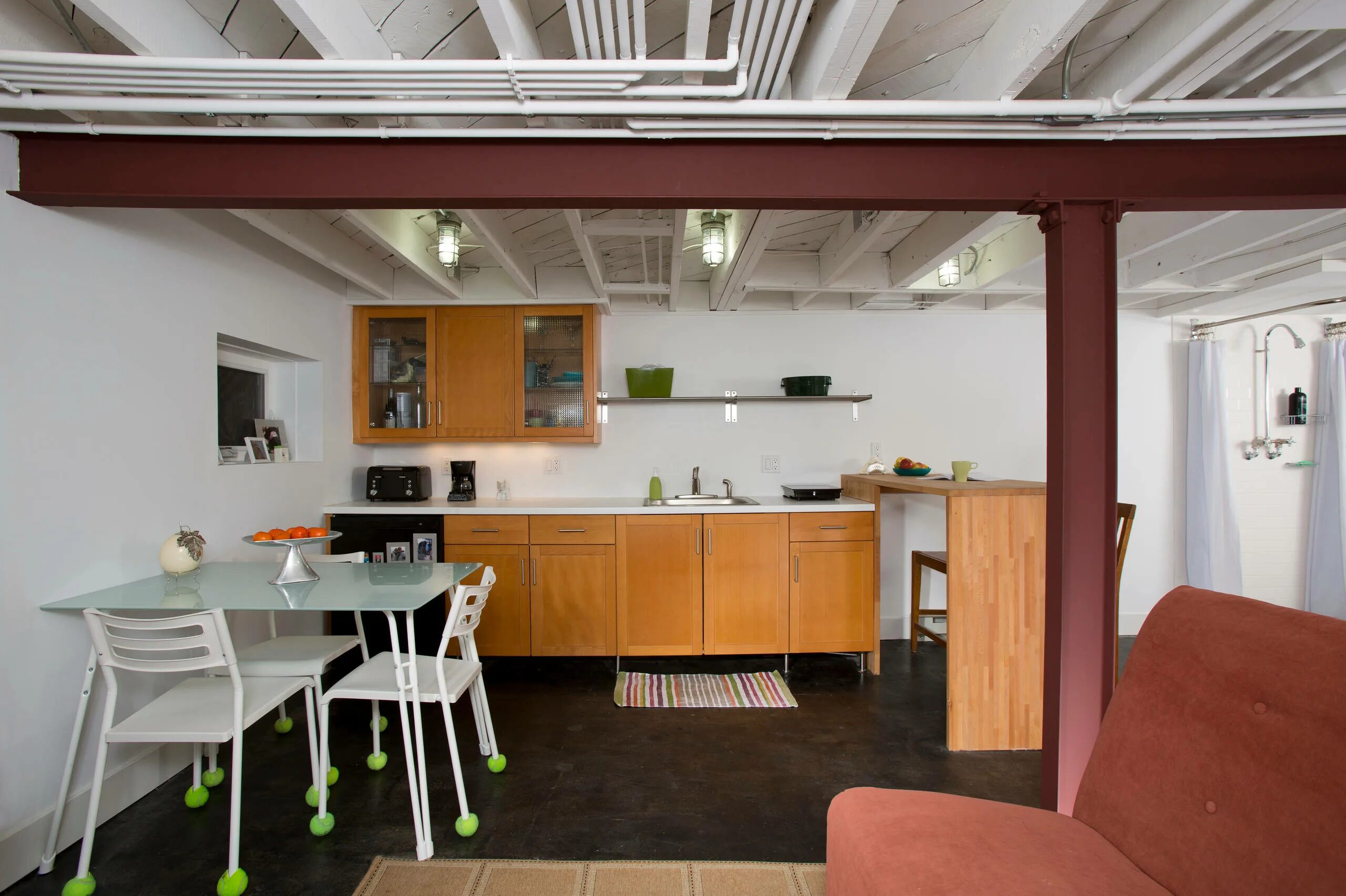 Металлические балки в интерьере. Кессонный потолок лофт. Реечный потолок лофт. Фальшбалки лофт. Лофт балка металл.