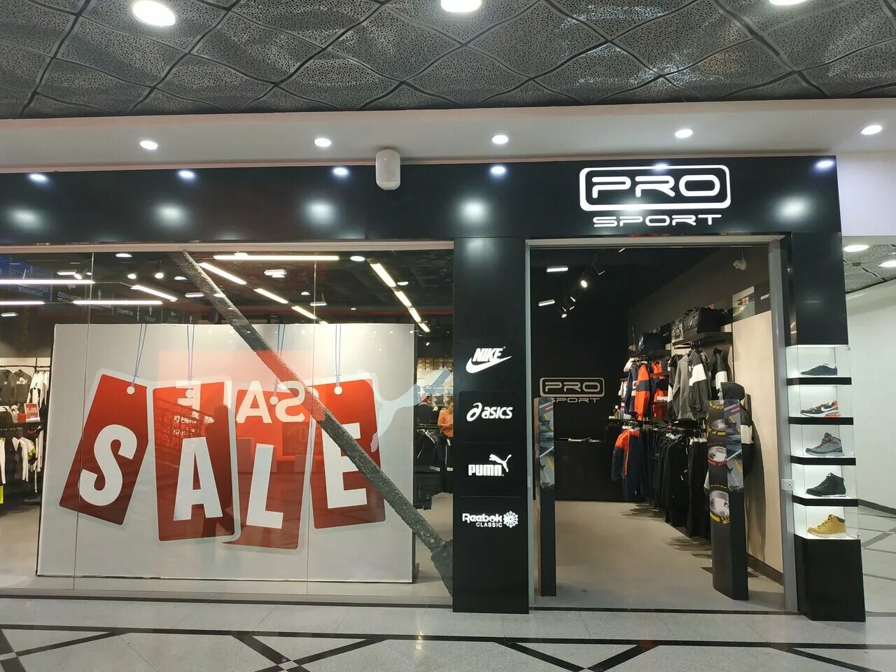 магазин спортивной одежды. динамо, екатеринбург, улица лобкова. спортивные магазины в екатеринбурге. выкладка спортивных товаров. магазин спортивных товаров.