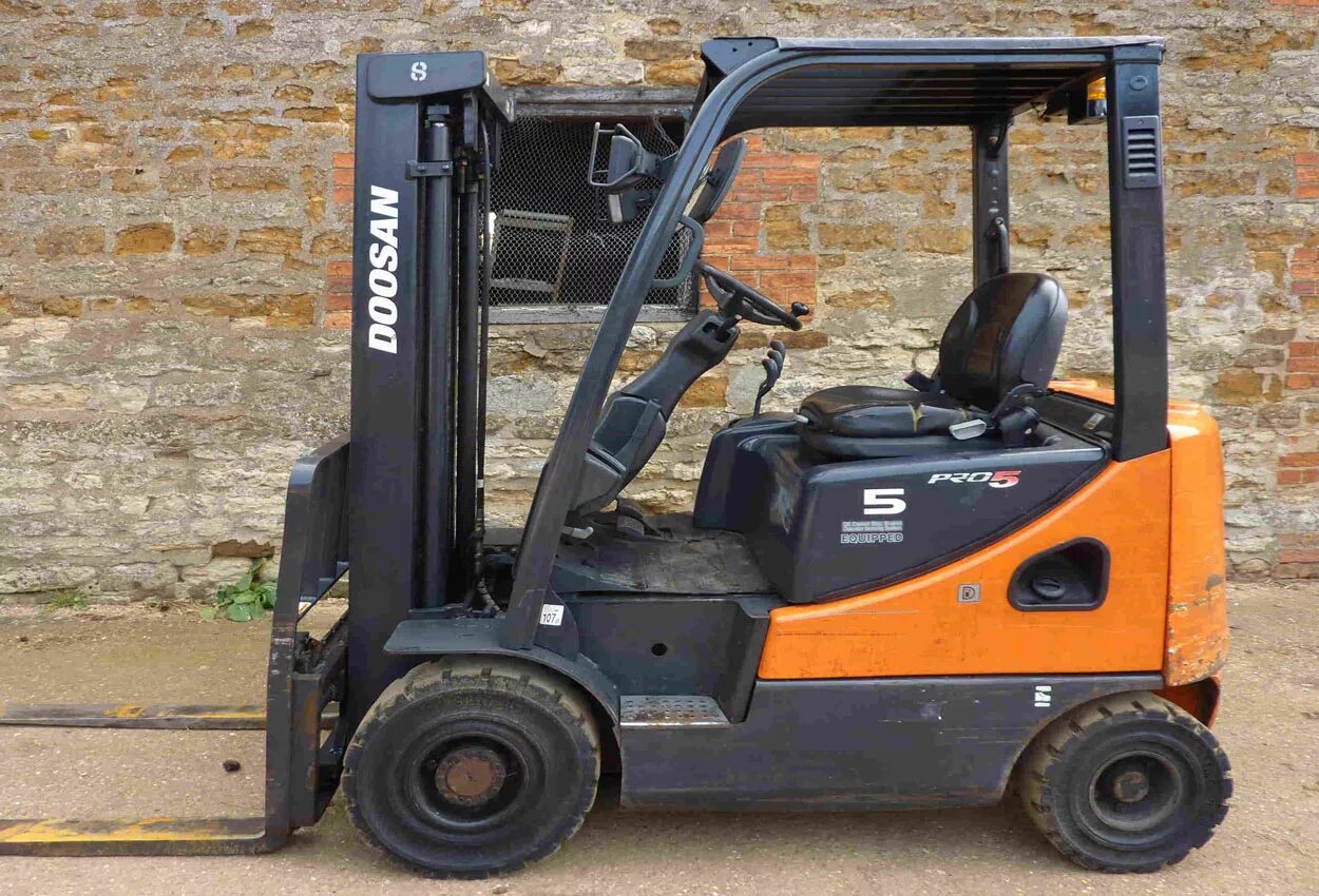 Вилочный погрузчик Doosan d15s-5. Погрузчик вилочный Дусан 15. Вилочный погрузчик Doosan 5 тонн. Автопогрузчик Doosan d 15 s-2 d. Аренда погрузчика тонны