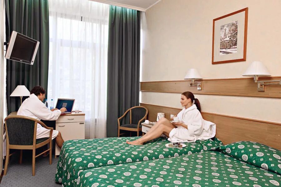 Семейный отель. Атлантис апартаменты дубай. Гостиница. Отель домодедово аэротель. Девушка в отеле.