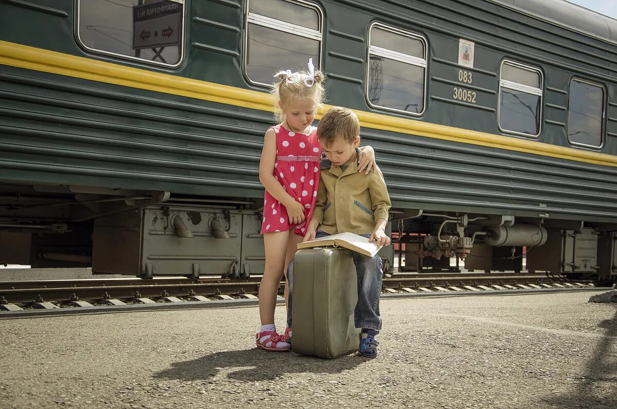 Песня я купил билет дошел до перрона. Люди на вокзале. Перрон это для детей. Дети на перроне вокзала. Мама с ребенком на вокзале.