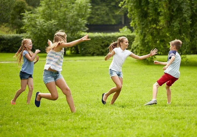 Дети играющие в догонялки. Догонялки. Как играть в догонялки с алисой. Как играть в догонялки с алисой. Дети улицы.