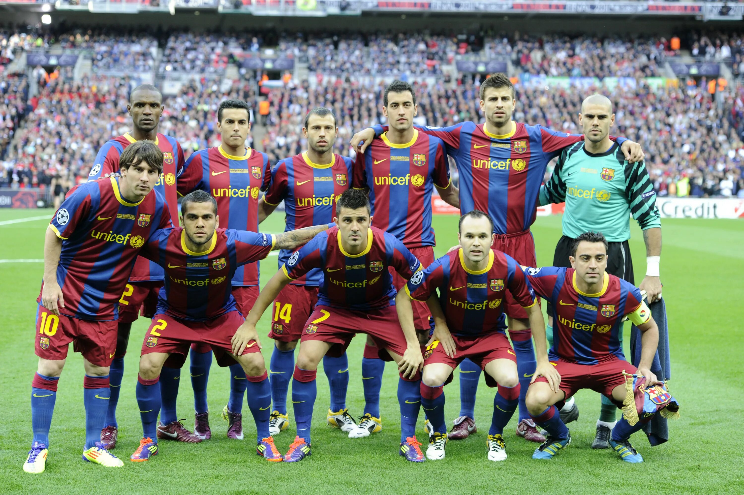 Самые сильные футбольные. Барселона команда. Барселона 2011 команда. Барселона команда 2002. Барселона лига чемпионов 2011.