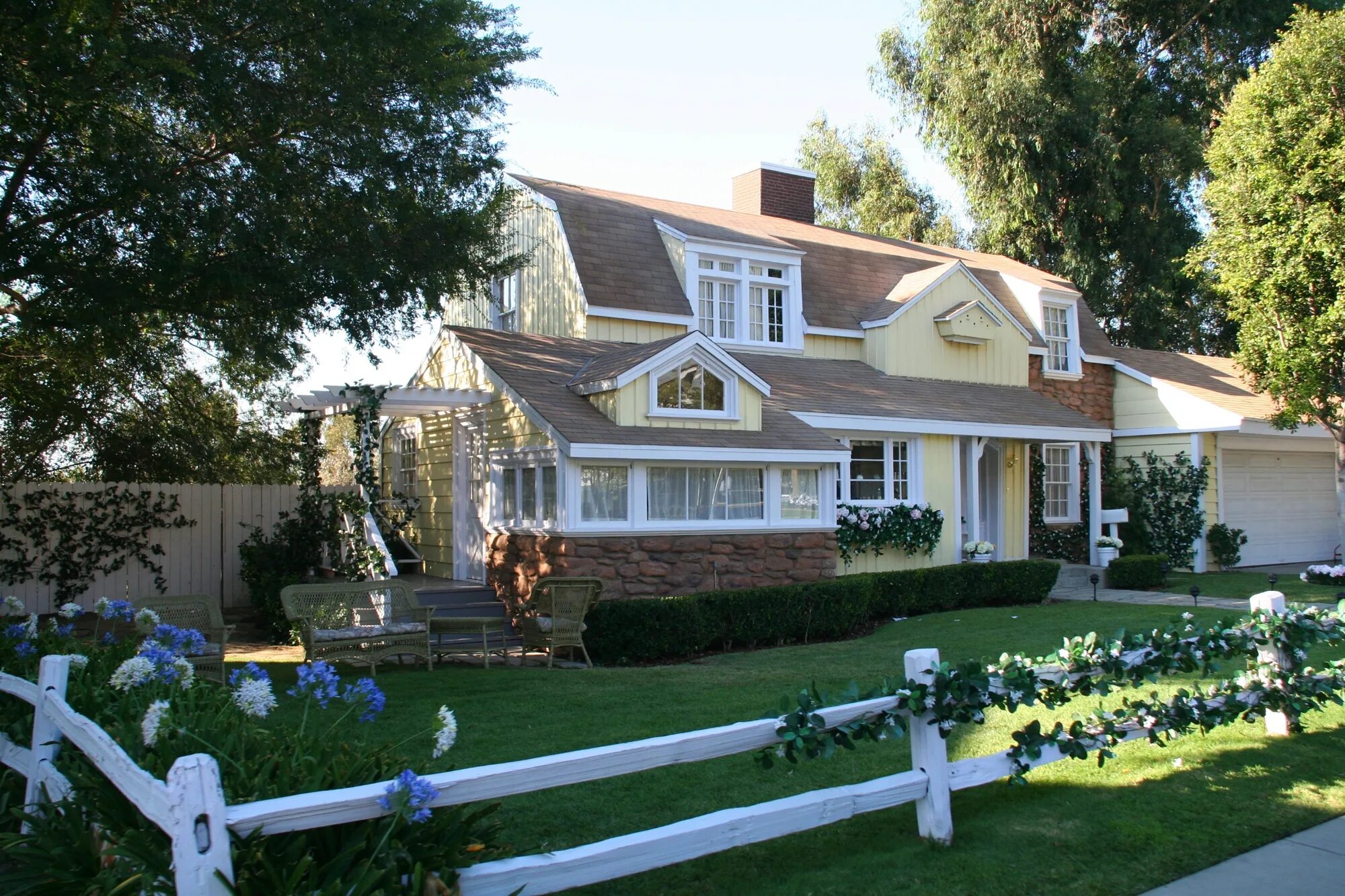 Улица вистерия лейн. Улица вистерия лейн. Штат нью-джерси. Фейрвью отчаянные домохозяйки. Вистерия лейн дом сьюзен майер.